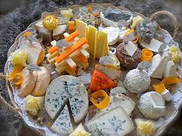 La crêpe peut se consommer seule, mais est souvent nappée d'une garniture telle que le sucre, de la confiture, du chocolat à tartiner, de la crème chantilly, du fromage, du jambon, voire des légumes cuits et assaisonnés. La Cloche A Fromage