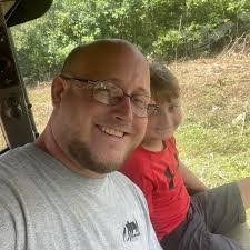 Lee Maness's Instagram, Twitter & Facebook