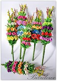 Jedni wykonują je z bukszpanu, bazi i suszonych traw, inni z bazi, forsycji i kwiatów wiosennych, a jeszcze inni tradycyjnie liść palmy i gałązki oliwne. 64 Palmy Wielkanocne Ideas Palmy Ozdoby Wielkanocne Wielkanoc