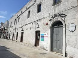 Tra i monumenti principali che si trovano in questa area vi sono la chiesa collegiata romanica (meglio conosciuta come chiesa madre), il ghetto ebraico di epoca medievale, la torre dell'orologio, palazzi gentilizi costruiti in varie epoche e tratti dell'antica cerchia muraria messapica. Finanziamenti A Ginosa Per Una Biblioteca Di Comunita Iltarantino It