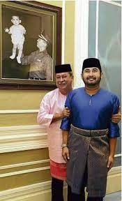Di bulan ramadhan yang mulia ini, tuanku sultan johor telah memberi perkenan untuk melepas bebaskan 8 banduan istimewa. Kita Bangsa Johor Ø¹Ù„Ù‰ ØªÙˆÙŠØªØ± Sultan Johor Dan Tmj Cuba Meniru Aksi Di Dalam Gambar Http T Co Uuov6nxsct