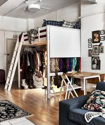 Trova tantissime idee per letto a soppalco ikea. Un Monolocale Da Artisti Idee Letto A Soppalco Letto Soppalco Ikea Mobili Per Piccoli Spazi