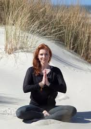 Yogalehrerin Sitzt Im Lotussitz Am Strand Von Juist C Justyna Czapla In 2020 Yoga Urlaub Reiseland Fahrradtour