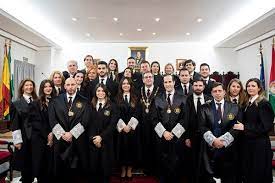 Sin embargo, 41 días después estalla en el frente del edificio una granada, que intima a no instalar dicha placa. El Grupo De Abogados Jovenes De Granada Afronta Una Nueva Etapa Con Ernesto Manzano Luque Al Frente El Independiente De Granada