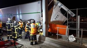 Les infos, chiffres, immobilier, hotels & le mag. Pres De Montpellier Spectaculaire Accident Sur L A709 Un Routier Grievement Blesse Metropolitain