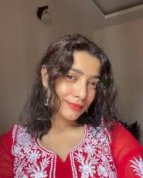 koi lafzon ke liye baitha raha, kisi ne aankhein padh li💌