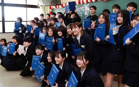 マスクなし写真は恥ずかしい…卒業アルバムの写真「加工したい」高校生の4割 「マスク下は知られていなかったのに」 ｜まいどなニュース