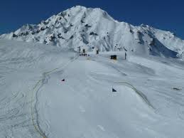Descente en luge sur une piste de ski à la plagne. Skigebiet La Plagne Paradiski Skifahren La Plagne Paradiski