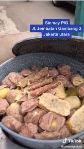 An old friend helps the pig to settle in a new place. Bukan Siomay Ikan Penjual Ini Tawarkan Siomay Daging Babi
