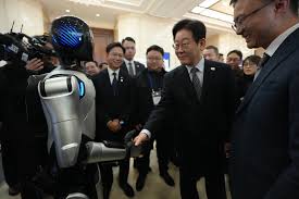 智元远征A2机器人与韩国总统握手_九游娱乐广告宣传平台_同城娱乐 ...
