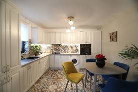 Mobila Din Bucătărie Este Realizată Pe Comandă La Martplast După Proiectul Cristinei Toate Dotările Electrocasnicele Decorațiunile și Mobilierul Pentru Cucine