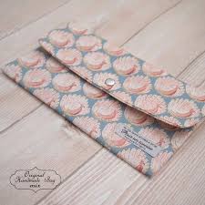 再販 リバティ サーモンピンクのピーコックス オブ グランサム ホール 通帳 カード パスケース 通帳 パス ケース ハンドメイド