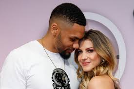 2.1 nasty mobbing actions at the celebrity big brother. Sarah Harrison Gibt Namen Von Baby Nr 2 Bekannt Gala De