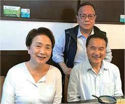 陳樹英1982年畢業於香港大學，主修中文，先後考獲文學士及教育文憑。 曾於民主黨內擔任中常委及婦女事務委員會主席。 陳樹英曾在屯門 大興邨 佛教沈香林紀念中學任教，當了八年老師，並於校內認識現任丈夫李永達。 兩人於1984年結婚，曾於1990年離婚，後來於2001年復合 。 Pha6koj6t Ycm