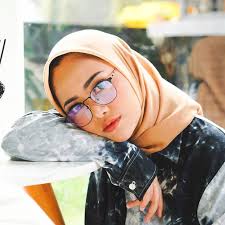 Karena wajah bulat identik dengan muka chubby, maka pilihlah kaca mata dengan sudut dan gagang kaca mata yang tinggi untuk. 5 Model Frame Kacamata Yang Cocok Untuk Wajah Bulat