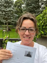 Students from class 1f receive smart bee award