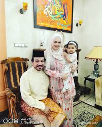 Kumpulan lagu terbaik & terpopuler 62.201. Gaya Raya Selebriti Yang Bergelar Datin Baju Raya Mana Paling Onz Nona