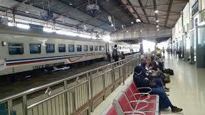Tidak seperti bus atau kendaraan umum berupa mobil, kereta memiliki jalur rel tersendiri yang melintas sendiri. Buntut Ka Wijayakusuma Anjlok Penumpang Di Stasiun Madiun Beralih Kereta