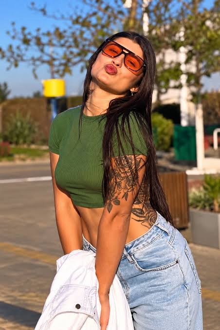 QUEM É BABI CARDOSO, A INFLUENCIADORA GAÚCHA QUE ESTÁ DESAPARECIDA HÁ QUATRO SEMANAS Gabriela Evaldt Cardoso, conhecida nas redes sociais como Babi Cardoso, tem 23 anos e é moradora de Torres, no