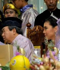 Di tinggal istri ke luar negeri bercinta sama sapi. Sultan Selangor Isteri Pertama Author On R