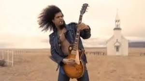 Toutefois, il est surtout connu pour être le guitariste soliste du groupe de hard rock guns n' roses avec axl rose. The Electric Guitar Of Slash In The Video November Rain Of Guns N Roses Spotern