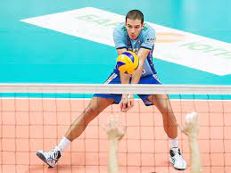 Заместитель председателя правительства россии дмитрий чернышенко и генеральный директор международной федерации волейбола (fivb) фабио азеведо провели встречу, посвящённую вопросам подготовки чемпионата мира 2022 года. Volejbol Chempionat Rossii Kemerovo Brosaet Vyzov Bolshoj Chetverke Mk