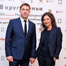 Игорь петров (владимир машков), капитан красной армии, знакомится в поезде с сенькой пеплом (евгений миронов). Vladimir Vdovichenkov I Elena Lyadova Nam Eshyo Ne Predlozhili Proekt Radi Kotorogo Stoilo By V Horoshem Smysle Slova Prodat Nashu Semyu Vokrug Tv