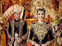 Pakaian tradisional di gorontalo bias digunakan untuk acara perkawinan. 5 Busana Pengantin Tradisional Dari Berbagai Daerah Wedding Market