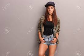 Pin von paulifritz auf coole zeichnungen umrisszeichnungen. Coole Teenager Madchen In Trendige Kleidung Stutzte Sich Gegen Eine Graue Wand Und Schaut In Die Kamera Lizenzfreie Fotos Bilder Und Stock Fotografie Image 46171075