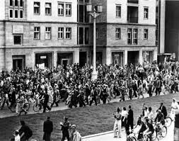 Das staatsministerium nutzt das clay haus auch nach der interimsunterbringung der hausspitze weiterhin als verwaltungsgebäude. Protestmarsch Der Berliner Bauarbeiter Am Morgen Des 16 Juni 1953 Zum Haus Der Ministerien In Ost Berlin Jugendopposition In Der Ddr
