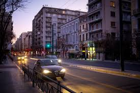 Όταν η ελεύθερη κυκλοφορία των ανθρώπων αναστέλλεται ή περιορίζεται σημαντικά για λόγους ασφαλείας. Apagoreysh Kykloforias Apo Ioynio Kai Blepoyme Gia Wrario Kai Katarghsh