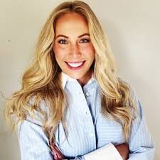 I'm thrilled to share that I started today at Lunne Marketing Group as  Content Director. Thanks to everyone at LMG for the warmest welcome. I  can't wait to see what we'll create