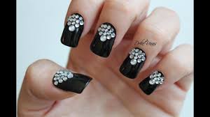 Aplicar base endurecedora y esmalte de color rosa y escarcha según la imagen. Decoracion De Unas Con Piedras Decorativas Youtube