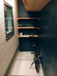どうも 素人diyの時間です 前回照明器具も取付いい感じに明るくなった自称オシャレ自転車置き場 次どんな感じにしようか眺めてたら気になる点が右側の壁 が気に入らないと そもそもこの壁は 昔変な壁を作った時に材料不足で悩まされ裏側やからと 在庫にしてた
