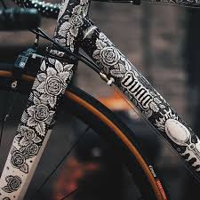 It Took London Illustrator Xsamdunnx Thirty Hours To Apply Her Artwork Over Spooncustoms Frame It S On Display At Paint Bike Comfort Bike Bicycle Paint Job