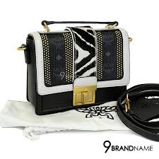 used mcm marien satchel mwe4svrogbk001 black used authentic bag กระเป า mcm ครอสบอด ไซส เล ก ทรงส เหล ยม หน งแท ท งใบ ฝาขอบขาว คาดหน งว วขาวดำ อะไห กระเป า