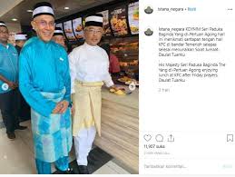 The malaysian administrative modernisation and management planning unit. Begini Jadinya Ketika Raja Malaysia Ikut Antre Pesan Makanan Di Kfc