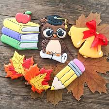 Де́нь зна́ний (1 сентября́) — советский, российский ежегодный праздник. Den Znanij Ukrashenie Keksa Pechene Na Vypusknoj Ukrashenie Pechenya