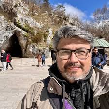 Nunca creí que fueras a donar el sueldo. Vives de esa política que  denostas. Tampoco me sorprende tu misoginia. Yo vivo de mi trabajo. Estoy  orgulloso de mi mujer. Es feo humillar