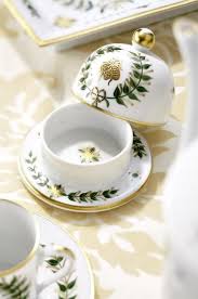 Pin By Martine Ghestin On Recherche Bee Decor Dishes Honey Pot