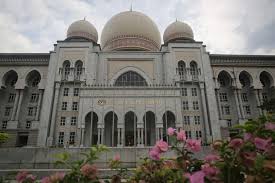 Tengku maimun binti tuan mat (2 temmuz 1959 doğumlu ) onuncu ve şu anki malezya baş yargıç. Malaysian Woman Born To Muslim Father And Buddhist Mother Wins Appeal In Court Declared Not A Muslim Today