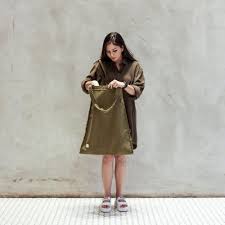 Kacamata hitam, kalung yang terlihat. 7 Tips Fashion Untuk Wanita Pendek Dan Inspirasi Gaya 8 Artis Bertubuh Mungil