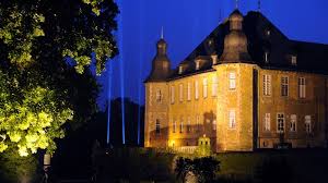 Das schloss verfügt über ein dreifaches grabensystem. Schloss Dyck