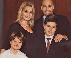 Simona ventura è una conduttrice televisiva, showgirl e attrice italiana. Simona Ventura Eta Altezza Peso E Figli Caffeina Magazine