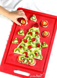 Slice apples, oranges and star fruit in ¼ inch cross sections. How To Make The Ultimate Christmas Fruit Pizza Pinkwhen