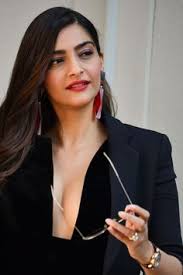 Sonam kapoor poses for shutterbugs #style #bollywood #fashion #beauty diva fashion,. 12 Best Karena Kapoor Images Karena Kapoor Beautiful Indian Actress Bollywood Fashion