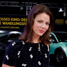 Von den söhnen wird das erlernen des kaufmannsberufs und seine ausübung zum wohle der firma erwartet, für tochter tony ist eine standesgemäße ehe vorgesehen: Jessica Schwarz Steckbrief News Bilder Gala De