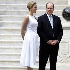 Albert de monaco, charlène et leurs jumeaux marchent pour le. La Princesse Charlene De Monaco Vient D Accoucher De Jumeaux
