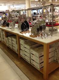 Bloomingdales New York Homewares Cook Dine Landscape Tables Visual Merchandising Clear Retail Www Tiendas De Regalos Diseno De Tienda Tiendas