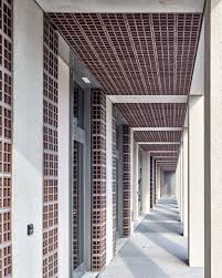 Ornamentale Sachlichkeit Bei Zurich Schulerweiterung Von Boltshauser Architekten Boltshauser Fassadengestaltung Und Architektur